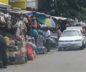 Los comerciantes capitalinos invierten más en mercadería para diciembre, solicitando préstamos a las instituciones financieras.