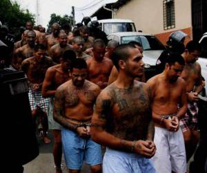 Imagen de archivo de presuntos pandilleros detenidos durante el estado de excepción.