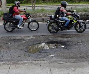 Los motociclistas de Honduras deben conducir alertas para no chocar o ser impactado por otros conductores, pero también para no caer en uno de los tantos ‘baches’ que hay en las calles. Además, cautelosos de no arrollar a un peatón que se cruce por uno de los tantos sitios sin alumbrado público. Vea en esta galería algunas imágenes de las falencias en la infraestructura vial.