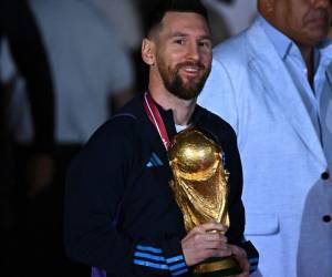 Messi no ha soltado la copa del mundo desde que se le fue entregada en Qatar.