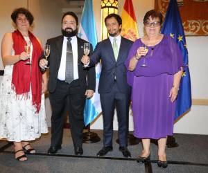 El tradicional agasajo de este 12 de octubre tuvo lugar en el Salón Real del Hotel InterContinental de la capital. En la imagen: Cinthya Breña, Luis Redondo, Baltasar Fernández y Doris Gutiérrez.