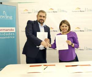 <i>Representantes de Fundación Terra y Glasswing Internacional Honduras estrechando sus manos como símbolo de entrega y compromiso de la alianza.</i>