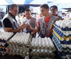 Aumento de cinco lempiras el cartón de huevo reportaron los comerciantes de la Feria del Agricultor.