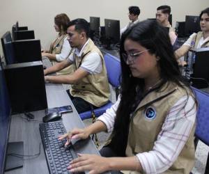 El moderno centro multimedia incluye una cabina de radio, sala de redacción y equipo para televisión con el objetivo de mejorar la formación práctica de los estudiantes.