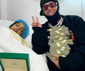 Tekashi junto a los costosos regalos que le regaló a Yailin en su cumpleaños 21.