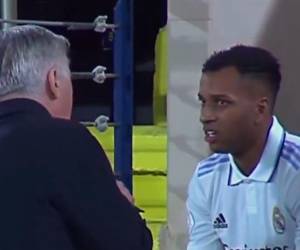 Carlo Ancelotti discute con el extremo brasileño Rodrygo Goes.