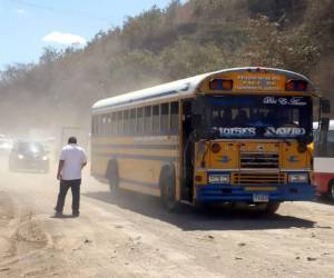 El polvo en la calle irregular de la salida a Olancho continúa propagándose a la espera del concreto hidráulico que aún no llega.