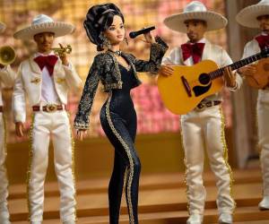 A 8 años de la muerte del famoso cantante mexicano Juan Gabriel, la compañía Mattel lanzó una Barbie inspirada en el Divo de Juárez