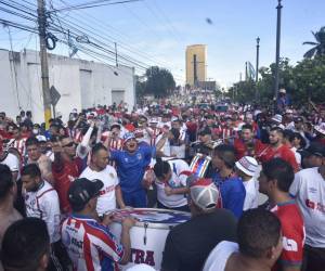 Con la emoción y el orgullo que solamente los merengues pueden presumir tras consagrarse como campeones de la Liga Concacaf, la afición del Olimpia ha organizado un verdadero carnaval en la previa del clásico ante Motagua por la jornada 16 del Torneo Apertura 2022.