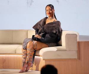 Rihanna habla durante la conferencia de prensa del Super Bowl.