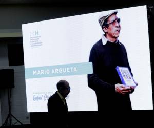 Mario Argueta, escritor e historiador especializado en la historia contemporánea de Honduras, recibiendo el galardón en el acto.