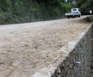 Con estos muros se evitan riesgos de deslizamientos del tramo carretero, mejorando la estabilidad de la vía alterna.