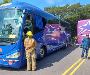 No se reportan víctimas mortales. Las autoridades investigan las causas del accidente.