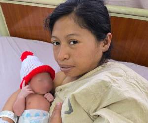 Esquiel, primer bebé nacido en Navidad en el Hospital Escuela, llegó a las 2:03 a.m., pesando 2,710 gramos.Su nacimientoy el de otros 13 bebés simbolizan esperanza y alegría en una fecha especial.