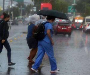 Honduras enfrentará dos días con fuertes lluvias, según Cenaos, debido al sistema de baja presión. Tres departamentos serán los más afectads.