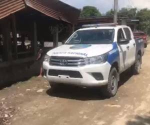 Una patrulla policial estacionada frente al lugar donde ocurrió el ataque mortal.