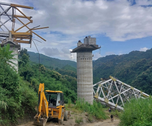 El puente ferroviario en construcción derrumbado en Sairang town, en el este de India.