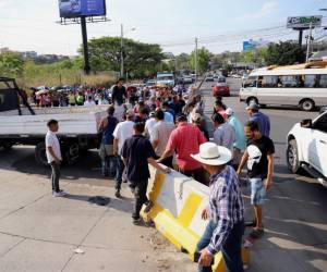 Con ayuda de un camión removieron los barreras.