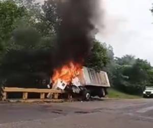 Un vehículo tipo camión colisionó violentamente con un puente, provocando que el automóvil se incendiara rápidamente, consumiendo por completo su carrocería