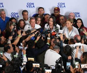 María Corina Machado en la sede de campaña opositora junto al candidato Edmundo González.