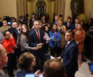 El presidente de la Cámara de Representantes de Estados Unidos, Mike Johnson, habla con los medios de comunicación en el Capitolio de Estados Unidos, tras la aprobación de prorrogar los presupuestos.