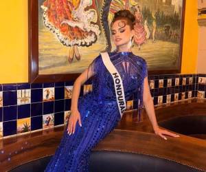 Stephanie Cam, Miss Honduras 2024, ha vuelto a ser el centro de atención en redes sociales, esta vez por un look que ha desatado comparaciones con la icónica actriz estadounidense Julia Roberts.