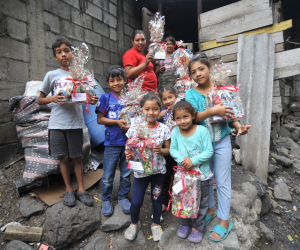 Los niños, junto a sus madres, agradecen los regalos que se les brindaron. La alegría de los menores es contagiosa, y el cariño y aprecio van para aquellos que decidieron apoyarlos en esta Navidad.