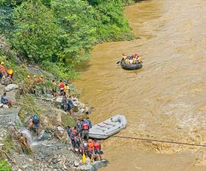 Los rescatistas buscan supervivientes en el río Trishuli en Simaltar el 12 de julio de 2024, en el lugar de un deslizamiento de tierra.