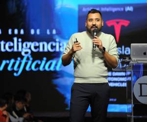 Carlos disertó sobre los inicios y estado de la inteligencia artificial en el mundo.