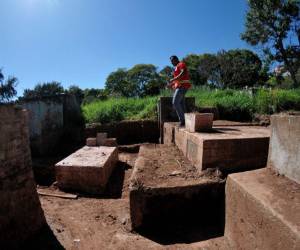 Más de 30 tumbas soterradas desde el huracán Mitch han sido descubiertas hasta los momentos; sin embargo, autoridades mencionaron que alrededor de 100 mil tumbas siguen soterradas en el lugar.