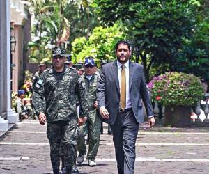 El ministro de Defensa, José Zelaya, y el jefe del Estado Mayor Conjunto, José Fortín, llegaron a Casa Presidencial para reunirse con la presidenta.