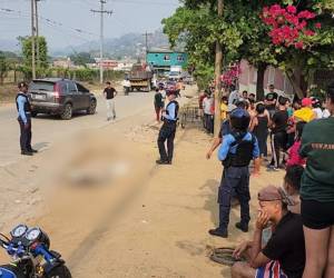 El cuerpo del hombre quedó tendido en una polvorienta calle ante la zozobra de los vecinos.