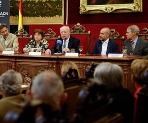 El catedrático José Antonio Lorente presenta los resultados que confirman que los restos en Sevilla pertenecen a Cristóbal Colón.