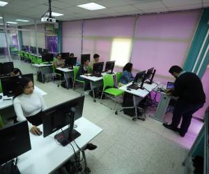 Muchos docentes de la UNAH tienen que reservar en el Centro de Recursos de Aprendizaje (CRA) porque sus carreras no tienen computadoras en sus laboratorios.