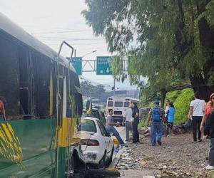 El hondureño quedó atrapado abajo de un bus, tras el fuerte impacto de los otros vehículos. Murió en el Hospital Escuela de la capital.