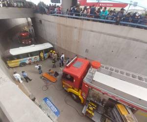 Videos de la fatal caída de un bus rapidito en el paso a desnivel del bulevar Suyapa.