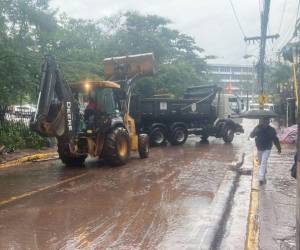 El equipo de la comuna está listo para atender las emergencias, también se dispone de la maquinaria de las obras que se ejecutan en la ciudad.