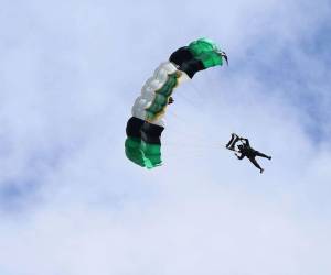 Un total de 22 miembros del equipo de Salto Libre de las Fuerzas Armadas iniciaron desde la semana pasada los saltos de práctica.