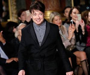 El diseñador de moda ruso Valentin Yudashkin en el desfile de moda de la colección de otoño/invierno 2018/2019 en París.