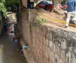 El cuerpo del hombre quedó a la orilla de la quebrada.