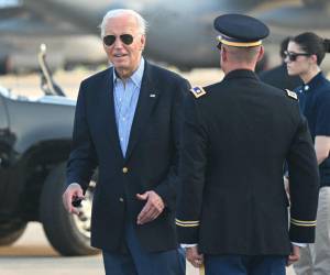 Joe Biden, desembarca del Air Force One al llegar a la Base de la Guardia Nacional Aérea de Delaware en New Castle, Delaware, el 5 de julio de 2024.