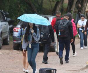 Hoy es recomendable portar un paraguas y abrigo debido a que habrá lluvias y bajas temperaturas.