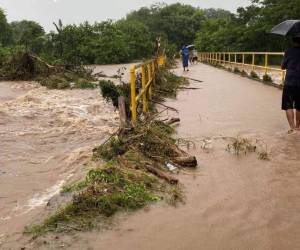 La crecida de nivel de los ríos ha provocado l colapso en los puentes, dejando incomunicados a muchas familias