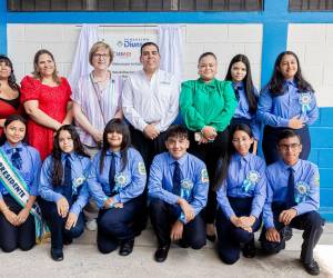 Autoridades de Fundación Diunsa y USAID junto a estudiantes del Centro de Educación Básica Álvaro Contreras en la ceremonia de inauguración.