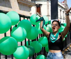 Integrantes de colectivos feministas se manifestaron a favor del aborto en las inmediaciones del Congreso del Estado de Jalisco, en Guadalajara (México).