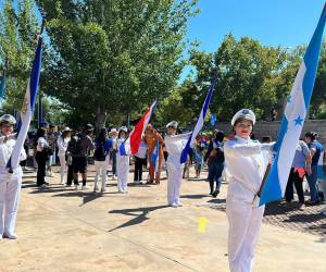 La comunidad hondureña, que radica en Madrid, España, se vistió de gala este 14 de septiembre para desfilar en honor del 203 aniversario de independencia de Honduras. El colorido evento se realizó en la plaza de toros “Cubierta de Leganés”. A continuación le mostramos algunas imágenes de cómo vivieron la celebración cívica.