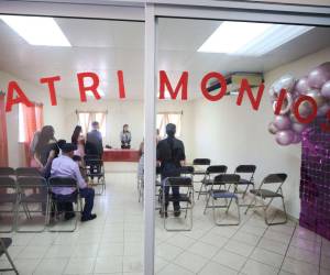 En las instalaciones de la Alcaldía Municipal en la colonia 21 de Octubre de Tegucigalpa se realizan las bodas civiles, durante agosto las bodas son gratis.