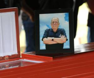 El fallecimiento del cronista deportivo Henry Marvin Cabrera deja no solo una gran ausencia en su familia, sino también en muchos hondureños que lo admiraron por su forma de narrar los partidos de fútbol. Conozca las fotos del funeral a continuación.