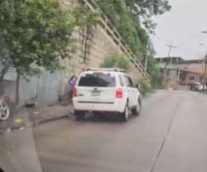 El enfurecido conductor arrinconó al motociclista cerca de un muro.