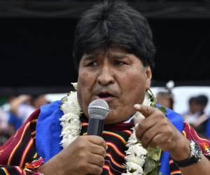 El expresidente de Bolivia (2006-2019), Evo Morales, con guirnaldas de flores y hojas de coca, pronuncia un discurso durante una reunión política para conmemorar el 28º aniversario del partido gobernante Movimiento Al Socialismo (MAS), en Ivirgarzama, en la coca- creciente provincia rural de Chapare, Departamento de Cochabamba, en el centro de Bolivia, el 26 de marzo de 2023.